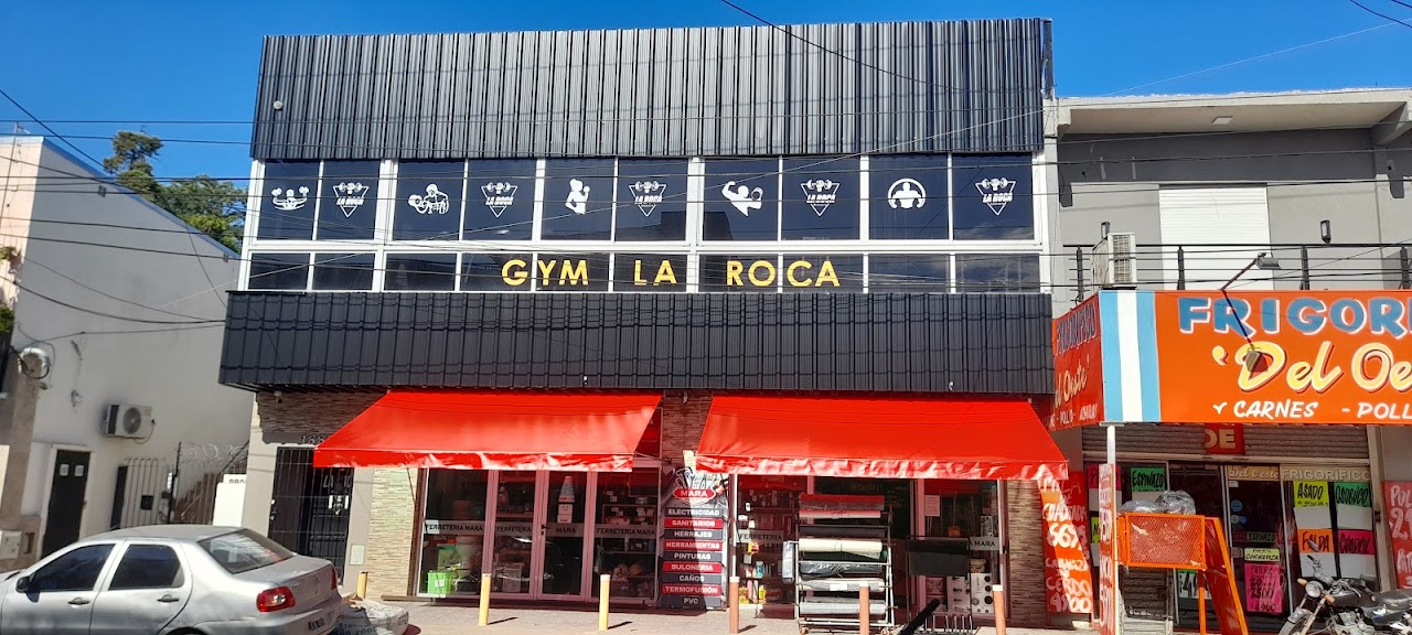 Vista general de máquinas y pesos en La Roca Gym