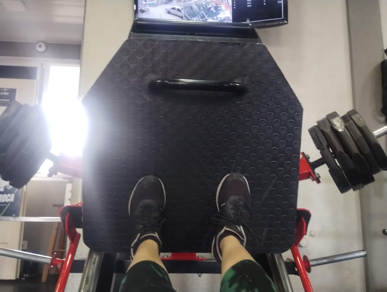 Zona de sentadillas y powerlifting con barras olímpicas